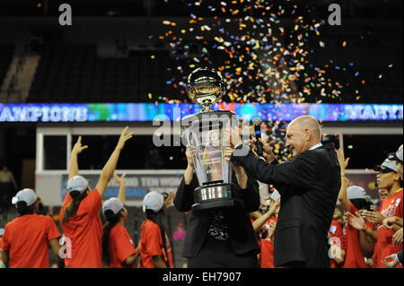 Hoffman Estates, IL, USA. 8. März 2015. Maryland Terrapins Cheftrainer Brenda Frese hält die 2015 große zehn Frauen Basketball-Turnier Meisterschale nach dem Gewinn des Spiels zwischen Maryland Terrapins und die Ohio State Buckeyes im Sears Centre in Hoffman Estates, IL. Patrick Gorski/CSM/Alamy Live-Nachrichten Stockfoto