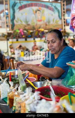 Arbeiter de Morelos, Oaxaca, Mexiko - eine Frau verkauft Lebensmittel auf dem Markt Freitag Arbeiter. Stockfoto