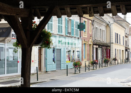 Blick aus der mittelalterlichen Markthalle, die Stadt von Milly-la-Forêt, Essonne, Frankreich. Stockfoto