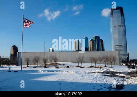 Empty Sky 9/11 Memorial im Liberty State Park mit Skyline von Jersey City und Goldman Sachs Turm im Hintergrund, New Jersey Stockfoto