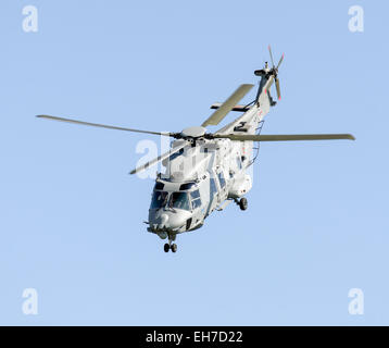 NH Industries (Airbus) NH90 Hubschrauber der italienischen Marine während des Fluges mit klarem Himmel. Stockfoto