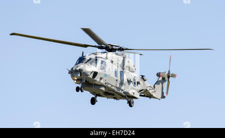 NH Industries (Airbus) NH90 Hubschrauber der italienischen Marine während des Fluges mit klarem Himmel. Stockfoto