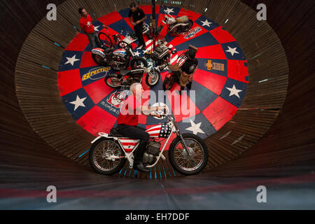 Motorrad Stuntman Fahrten entlang einer vertikalen Wand in die Wall of Death Sideshow während der 74. jährliche Daytona Bike Week 8. März 2015 in Daytona Beach, Florida. Mehr als 500.000 Biker und Zuschauer für die einwöchige Veranstaltung, der größten Motorrad-Rallye in Amerika zu sammeln. Stockfoto