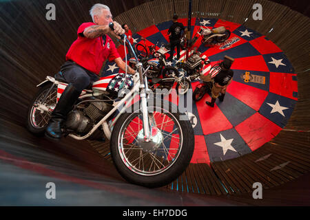 Motorrad Stuntman Fahrten entlang einer vertikalen Wand in die Wall of Death Sideshow während der 74. jährliche Daytona Bike Week 8. März 2015 in Daytona Beach, Florida. Mehr als 500.000 Biker und Zuschauer für die einwöchige Veranstaltung, der größten Motorrad-Rallye in Amerika zu sammeln. Stockfoto