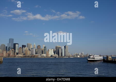 Die Aussicht auf eine Fähre Boot im Hudson River mit Skyline von Lower Manhattan und Hudson River im Vordergrund aus New Jersey Stockfoto