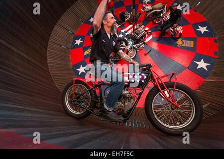 Daytona Beach, FL, USA. 8. März 2015. Motorrad Stuntman Fahrten entlang einer vertikalen Wand in die Wall of Death Sideshow während der 74. jährliche Daytona Bike Week 8. März 2015 in Daytona Beach, Florida. Mehr als 500.000 Biker und Zuschauer für die einwöchige Veranstaltung, der größten Motorrad-Rallye in Amerika zu sammeln. Bildnachweis: Richard Ellis/ZUMA Draht/Alamy Live-Nachrichten Stockfoto