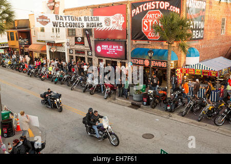 Daytona Beach, FL, USA. 8. März 2015. Biker fahren Main Street während der 74. jährliche Daytona Bike Week 8. März 2015 in Daytona Beach, Florida. Mehr als 500.000 Biker und Zuschauer für die einwöchige Veranstaltung, der größten Motorrad-Rallye in Amerika zu sammeln. Bildnachweis: Richard Ellis/ZUMA Draht/Alamy Live-Nachrichten Stockfoto