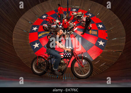 Motorrad Stuntman Fahrten entlang einer vertikalen Wand in die Wall of Death Sideshow während der 74. jährliche Daytona Bike Week 8. März 2015 in Daytona Beach, Florida. Mehr als 500.000 Biker und Zuschauer für die einwöchige Veranstaltung, der größten Motorrad-Rallye in Amerika zu sammeln. Stockfoto