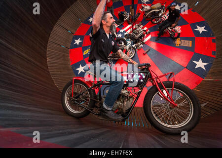 Motorrad Stuntman Fahrten entlang einer vertikalen Wand in die Wall of Death Sideshow während der 74. jährliche Daytona Bike Week 8. März 2015 in Daytona Beach, Florida. Mehr als 500.000 Biker und Zuschauer für die einwöchige Veranstaltung, der größten Motorrad-Rallye in Amerika zu sammeln. Stockfoto