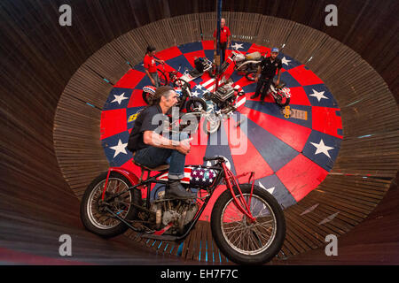 Motorrad Stuntman Fahrten entlang einer vertikalen Wand in die Wall of Death Sideshow während der 74. jährliche Daytona Bike Week 8. März 2015 in Daytona Beach, Florida. Mehr als 500.000 Biker und Zuschauer für die einwöchige Veranstaltung, der größten Motorrad-Rallye in Amerika zu sammeln. Stockfoto