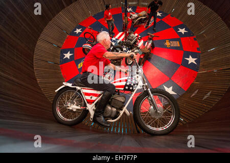 Motorrad Stuntman Fahrten entlang einer vertikalen Wand in die Wall of Death Sideshow während der 74. jährliche Daytona Bike Week 8. März 2015 in Daytona Beach, Florida. Mehr als 500.000 Biker und Zuschauer für die einwöchige Veranstaltung, der größten Motorrad-Rallye in Amerika zu sammeln. Stockfoto