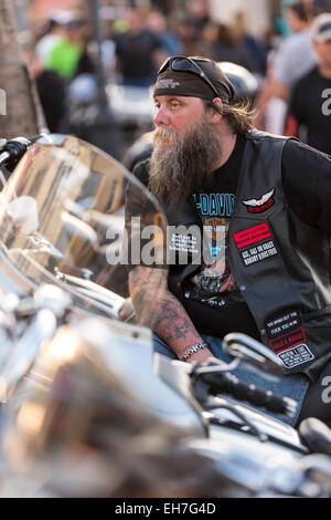 Biker Leder gekleidete Uhren die Parade der Motorräder Main Street während der 74. jährliche Daytona Bike Week 8. März 2015 in Daytona Beach, Florida. Mehr als 500.000 Biker und Zuschauer für die einwöchige Veranstaltung, der größten Motorrad-Rallye in Amerika zu sammeln. Stockfoto