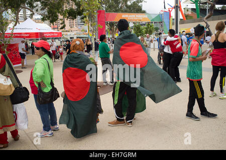 Adelaide, Australien. 9. März 2015. Bangladesh Cricket-Fans geben Sie in das Spiel gegen England mit Geist und Optimismus in Adelaide Oval im Gegensatz zu den mürrischen englische Barmy Army Kredit: Amer Ghazzal/Alamy Live-Nachrichten Stockfoto