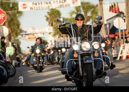 Leder gekleidete Biker Kreuzfahrt Main Street während der 74. jährliche Daytona Bike Week 8. März 2015 in Daytona Beach, Florida. Mehr als 500.000 Biker und Zuschauer für die einwöchige Veranstaltung, der größten Motorrad-Rallye in Amerika zu sammeln. Stockfoto