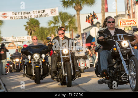 Leder gekleidete Biker Kreuzfahrt Main Street während der 74. jährliche Daytona Bike Week 8. März 2015 in Daytona Beach, Florida. Mehr als 500.000 Biker und Zuschauer für die einwöchige Veranstaltung, der größten Motorrad-Rallye in Amerika zu sammeln. Stockfoto