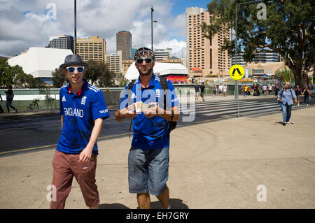 Adelaide, Australien. 9. März 2015. Bangladesh Cricket-Fans geben Sie in das Spiel gegen England mit Geist und Optimismus in Adelaide Oval im Gegensatz zu den mürrischen englische Barmy Army Kredit: Amer Ghazzal/Alamy Live-Nachrichten Stockfoto