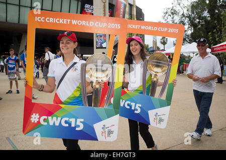 Adelaide, Australien. 9. März 2015. Bangladesh Cricket-Fans geben Sie in das Spiel gegen England mit Geist und Optimismus in Adelaide Oval im Gegensatz zu den mürrischen englische Barmy Army Kredit: Amer Ghazzal/Alamy Live-Nachrichten Stockfoto