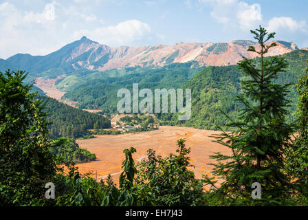 Acid mine Drainage aus der Dabaoshan Mine in Guangdong, China Stockfoto