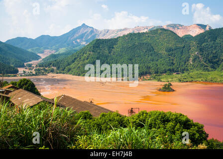 Acid mine Drainage aus der Dabaoshan Mine in Guangdong, China Stockfoto