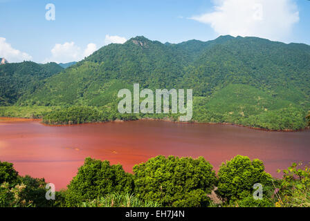 See mit Acid mine Drainage aus der Dabaoshan Mine in Guangdong, China Stockfoto