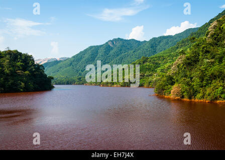 See mit Acid mine Drainage aus der Dabaoshan Mine in Guangdong, China Stockfoto