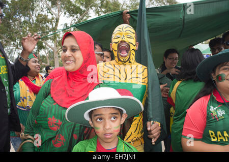 Adelaide, Australien. 9. März 2015. Bangladesh Cricket-Fans geben Sie in das Spiel gegen England mit Geist und Optimismus in Adelaide Oval im Gegensatz zu den mürrischen englische Barmy Army Kredit: Amer Ghazzal/Alamy Live-Nachrichten Stockfoto