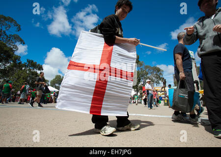 Adelaide, Australien. 9. März 2015. Bangladesh Cricket-Fans geben Sie in das Spiel gegen England mit Geist und Optimismus in Adelaide Oval im Gegensatz zu den mürrischen englische Barmy Army Kredit: Amer Ghazzal/Alamy Live-Nachrichten Stockfoto