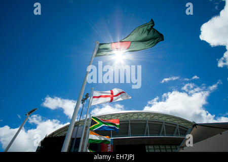 Adelaide, Australien. 9. März 2015. Bangladesh Cricket-Fans geben Sie in das Spiel gegen England mit Geist und Optimismus in Adelaide Oval im Gegensatz zu den mürrischen englische Barmy Army Kredit: Amer Ghazzal/Alamy Live-Nachrichten Stockfoto