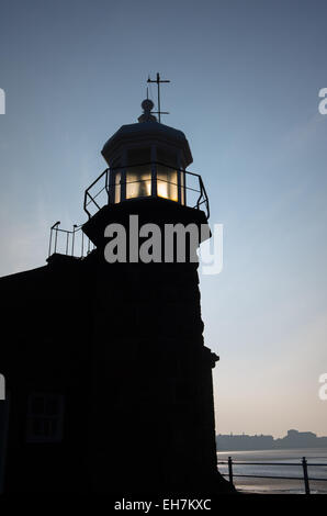 Der alte Leuchtturm auf der Stein-Anlegestelle in Morecambe an der irischen Küste Stockfoto