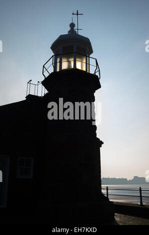 Der alte Leuchtturm auf der Stein-Anlegestelle in Morecambe an der irischen Küste Stockfoto