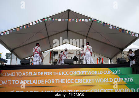 Adelaide, Australien. 9. März 2015. Morris Tänzer vor der England V Bangladesch ICC World Cricket Match bei der Adelaide Oval Credit: Amer Ghazzal/Alamy Live-Nachrichten Stockfoto