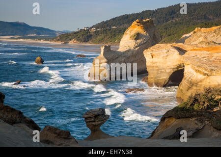 Felsformationen an der Küste am Cape Kiwanda, Oregon, USA Stockfoto