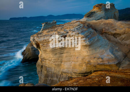 Dämmerung über Felsformationen entlang der Küste von Cape Kiwanda, Oregon, USA Stockfoto