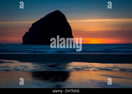 Sonnenuntergang über Chief Kiawanda Rock am Cape Kiwanda, Oregon, USA Stockfoto