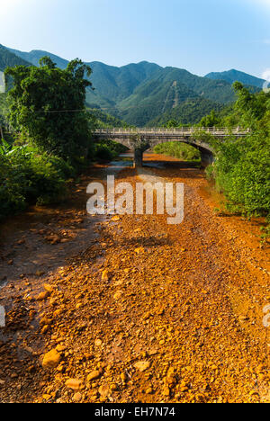 Fluss verschmutzt mit sauren Abwasser aus Dabaoshan Mine, Guangdong, China Stockfoto