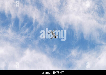 Multikopter mit Kamera im Flug. Stockfoto