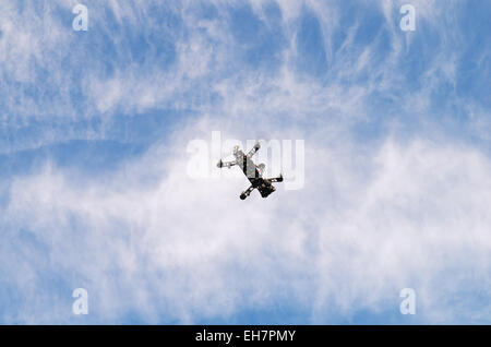 Multikopter mit Kamera im Flug. Stockfoto
