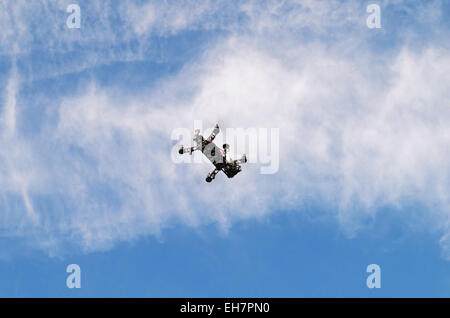 Multikopter mit Kamera im Flug. Stockfoto