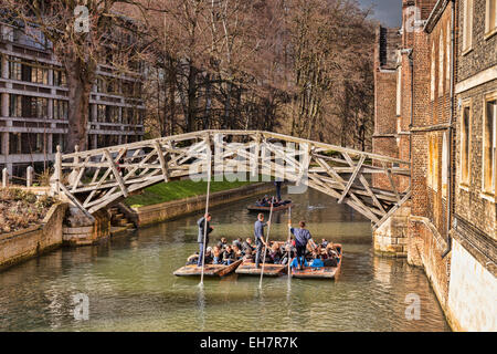 Die Mathematical Bridge, Cambridge, verbindet zwei Teile des Queens College, mit einer Gruppe von Punts unterhalb vorbei. Stockfoto