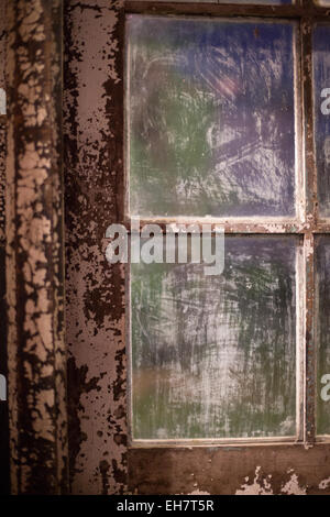 Detail eines alten hölzernen Fensterrahmen und Lack zerkratzt Windows. Talad Rot Fai Markt, Bangkok, Thailand. Stockfoto