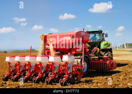 Ausstellung von neuen Traktoren in eine Landwirtschaftsmesse in Agro Pontino, Lazio, Mittelitalien. Stockfoto