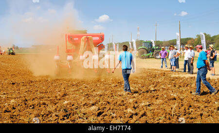 Ausstellung von neuen Traktoren in eine Landwirtschaftsmesse in Agro Pontino, Lazio, Mittelitalien. Stockfoto