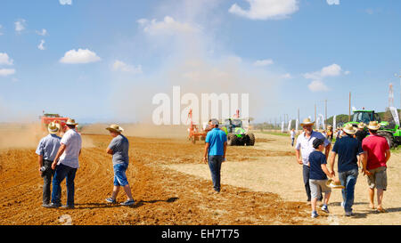 Ausstellung von neuen Traktoren in eine Landwirtschaftsmesse in Agro Pontino, Lazio, Mittelitalien. Stockfoto