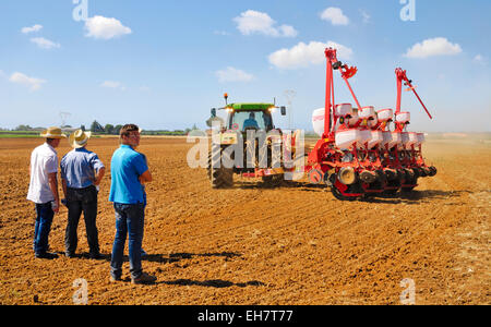 Ausstellung von neuen Traktoren in eine Landwirtschaftsmesse in Agro Pontino, Lazio, Mittelitalien. Stockfoto