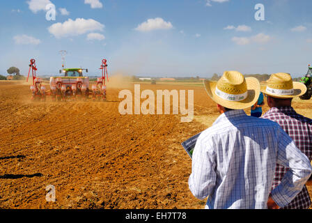 Ausstellung von neuen Traktoren in eine Landwirtschaftsmesse in Agro Pontino, Lazio, Mittelitalien. Stockfoto