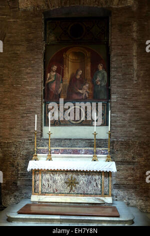 Die Kapelle der Madonna von der Gnade in das Pantheon in Rom. Die Figuren beiderseits sind St Francis und Johannes dem Täufer. Stockfoto