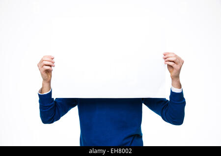 Mann hält ein leeres Blatt Papier auf weißem Hintergrund Stockfoto