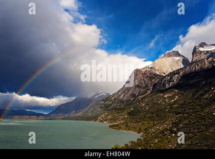 Los Cuernos, See Pehoe und Regenbogen. Torres del Paine Nationalpark, Chile. Stockfoto