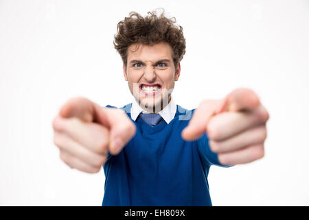 Zorniger junger Mann zeigte auf die Kamera Stockfoto