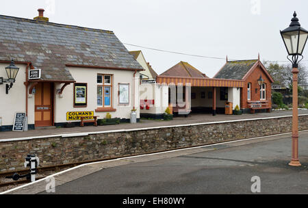 Altes Bahnhofsgebäude, blaue Anker West Somerset Railway Stockfoto